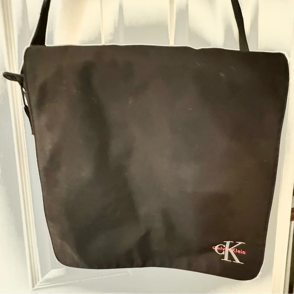 💼 Sleek Like New Y2K Style Calvin Klein Black Messenger Bag